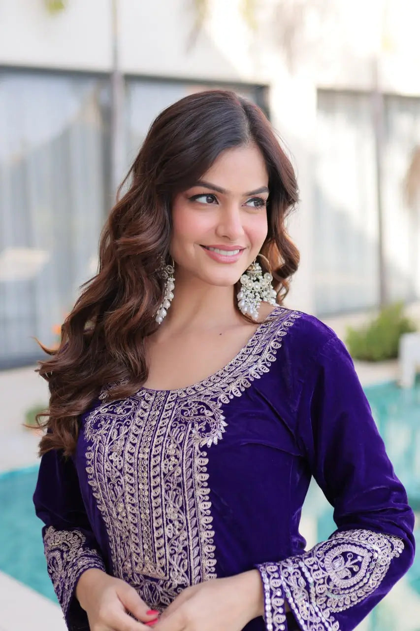 Velvet Zari Embroidered Kurta Pant Set With Batwa