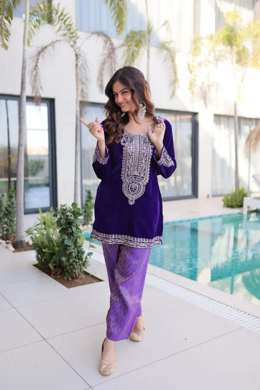 Velvet Zari Embroidered Kurta Pant Set With Batwa