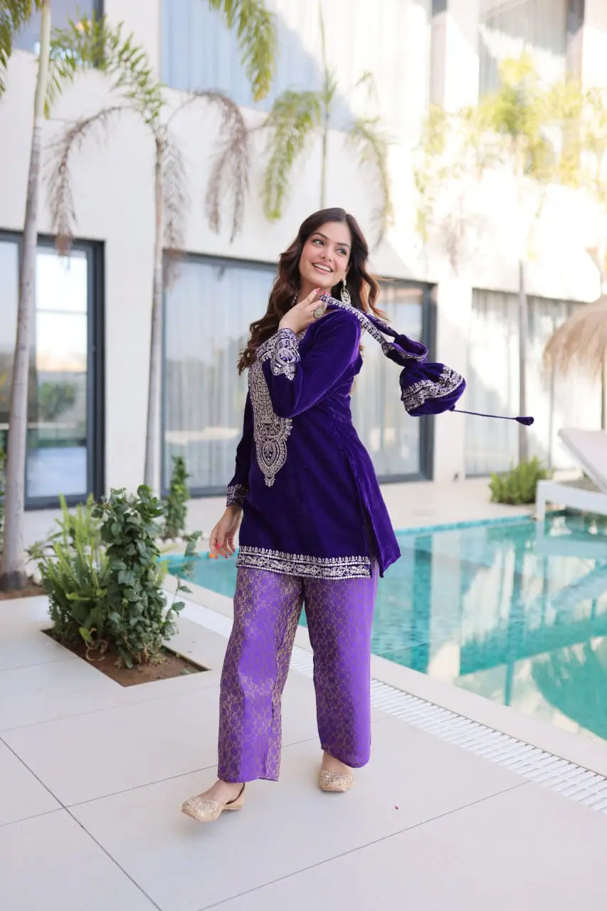 Velvet Zari Embroidered Kurta Pant Set With Batwa