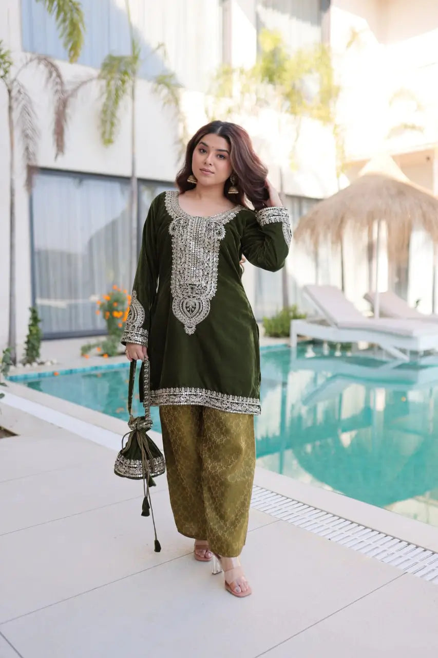 Velvet Zari Embroidered Kurta Pant Set With Batwa