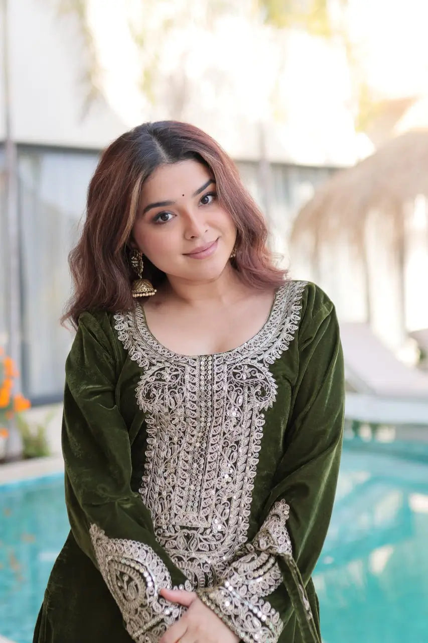Velvet Zari Embroidered Kurta Pant Set With Batwa