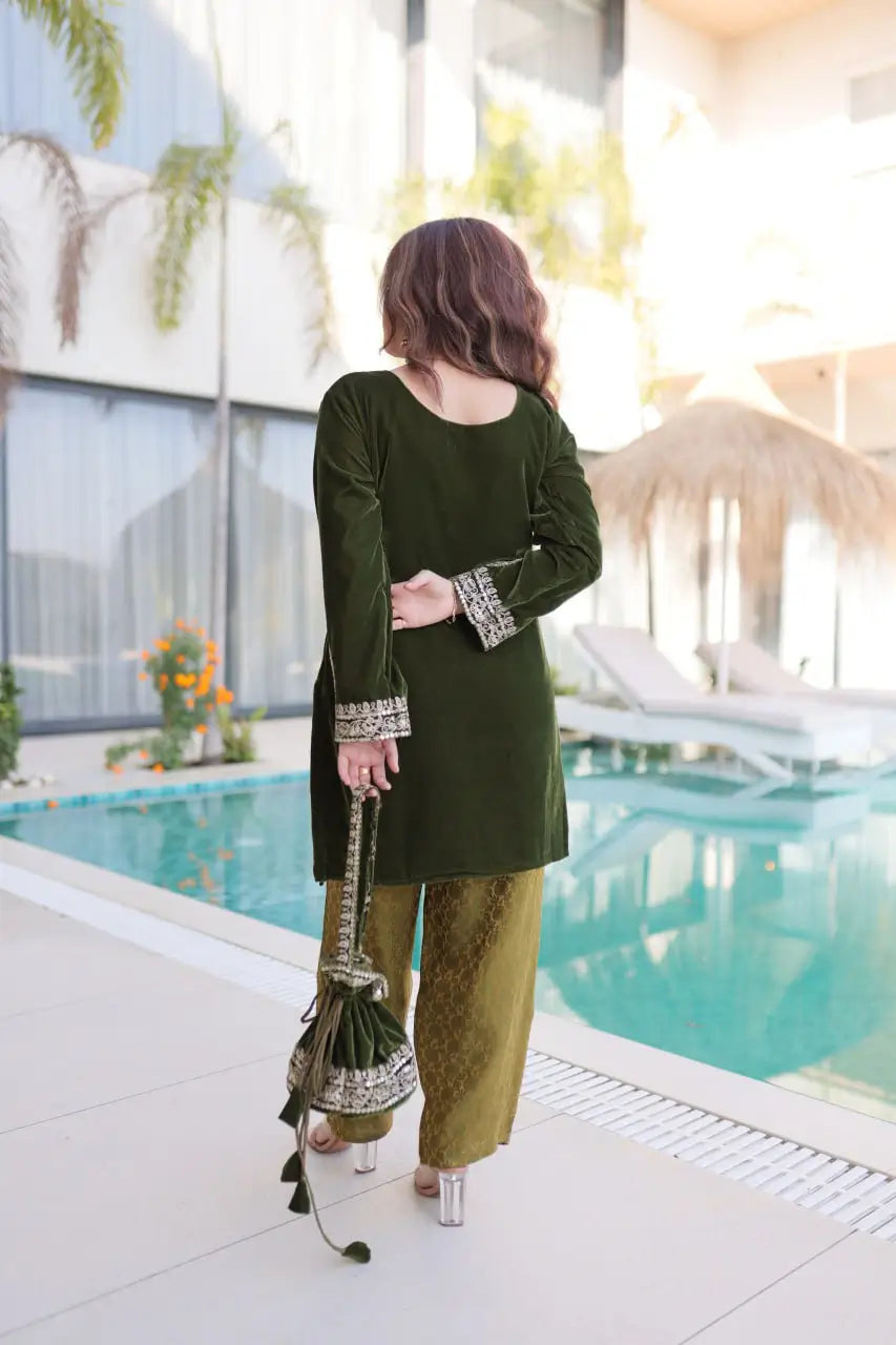 Velvet Zari Embroidered Kurta Pant Set With Batwa