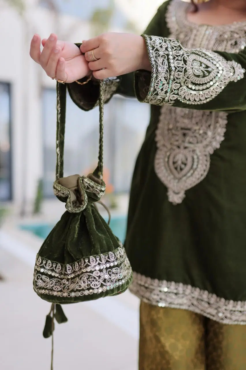Velvet Zari Embroidered Kurta Pant Set With Batwa