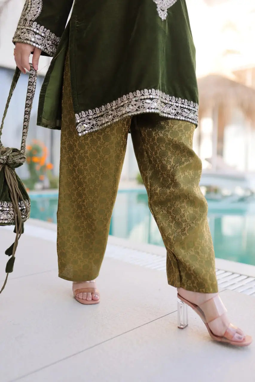 Velvet Zari Embroidered Kurta Pant Set With Batwa