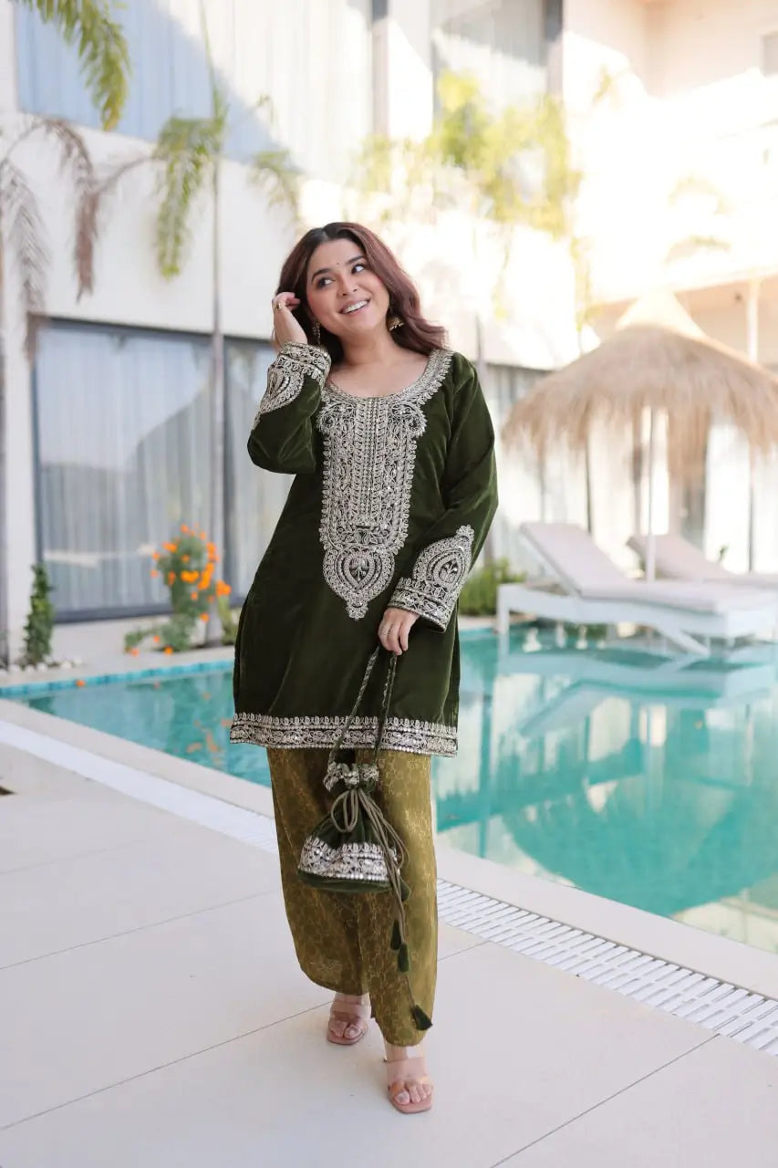 Velvet Zari Embroidered Kurta Pant Set With Batwa