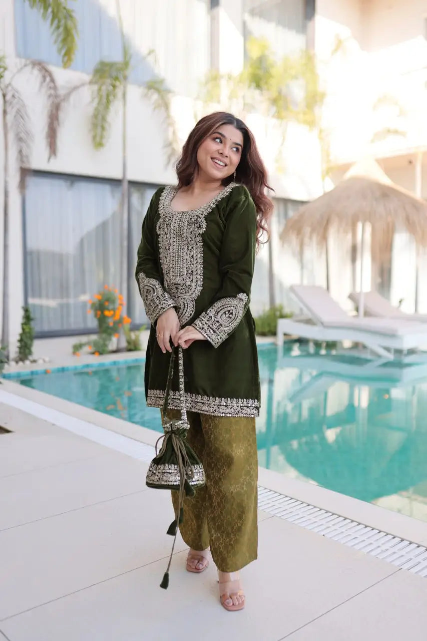 Velvet Zari Embroidered Kurta Pant Set With Batwa