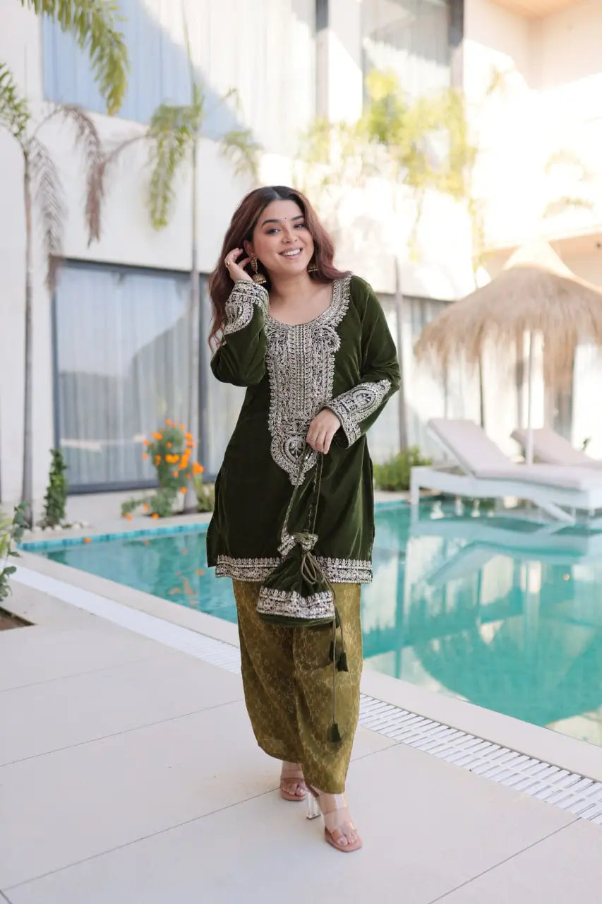 Velvet Zari Embroidered Kurta Pant Set With Batwa