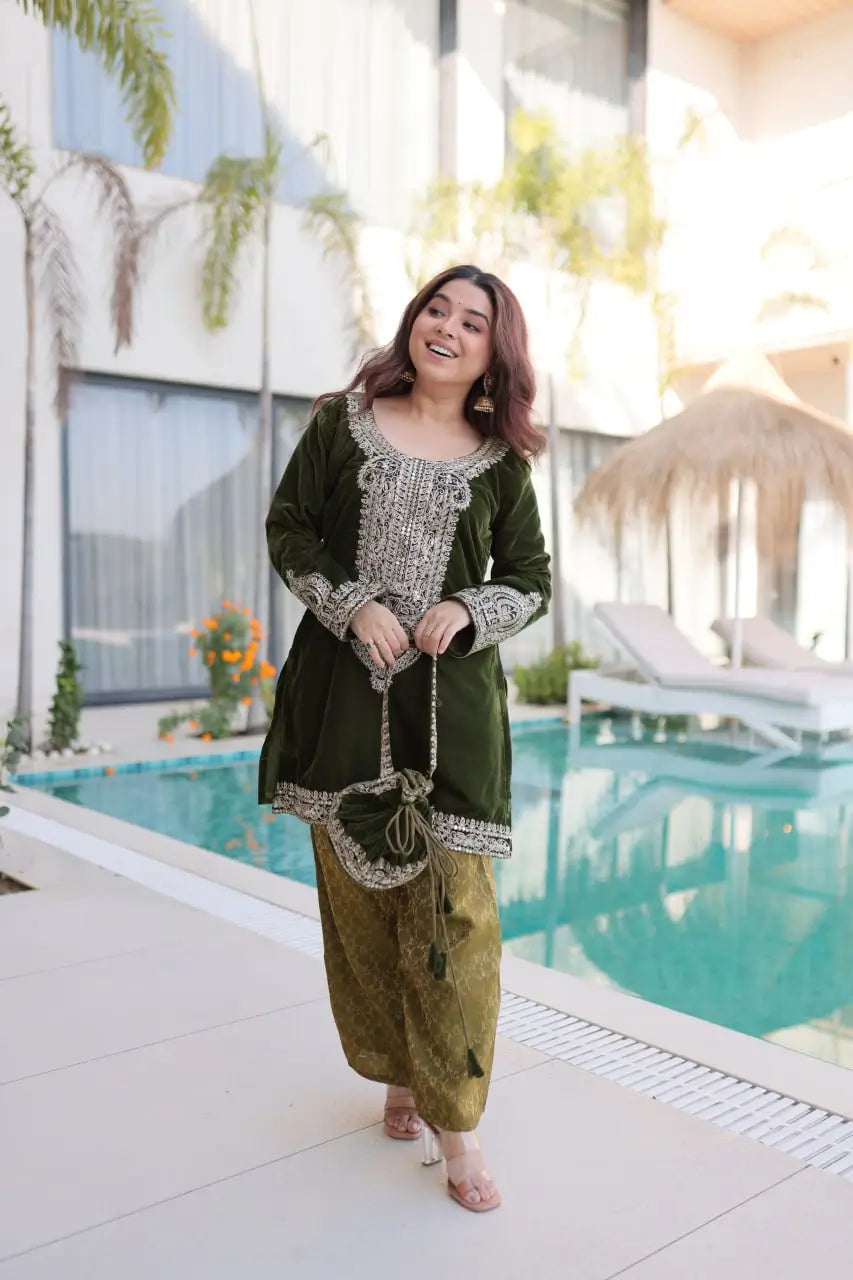 Velvet Zari Embroidered Kurta Pant Set With Batwa