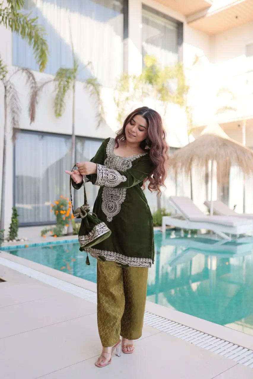 Velvet Zari Embroidered Kurta Pant Set With Batwa